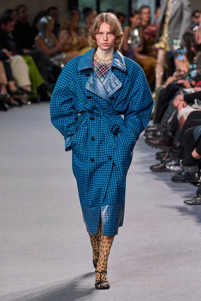 Look 15